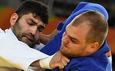 Israel's Or Sasson (white) competes with Poland's Maciej Sarnacki during their men's +100kg judo contest match of the Olympic Games in Rio de Janeiro on August 12, 2016. (AFP PHOTO/Toshifumi KITAMURA)