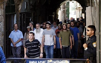 Israeli security forces stand guard as a group of Jewish men end their visit to the Temple Mount in Jerusalem, during the annual Tisha B'Av fast day on August 14, 2016. (AFP PHOTO/AHMAD GHARABLI)