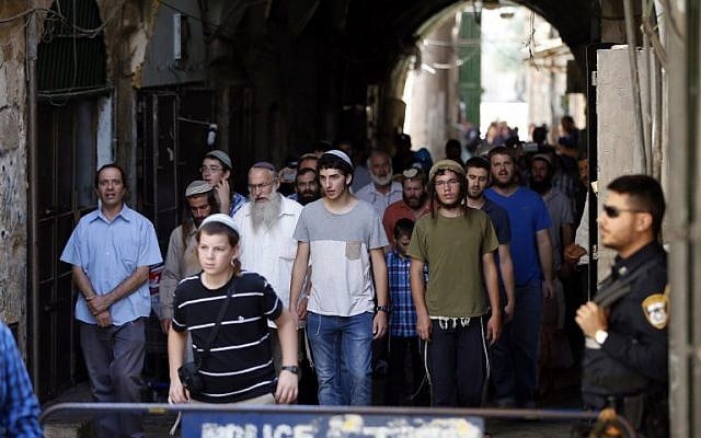 Israeli security forces stand guard as a group of Jewish men end their visit to the Temple Mount in Jerusalem, during the annual Tisha B'Av fast day on August 14, 2016. (AFP PHOTO/AHMAD GHARABLI) Israeli security forces stand guard as a group of Jewish men end their visit to the Temple Mount in Jerusalem, during the annual Tisha B'Av fast day on August 14, 2016. (AFP PHOTO/AHMAD GHARABLI)