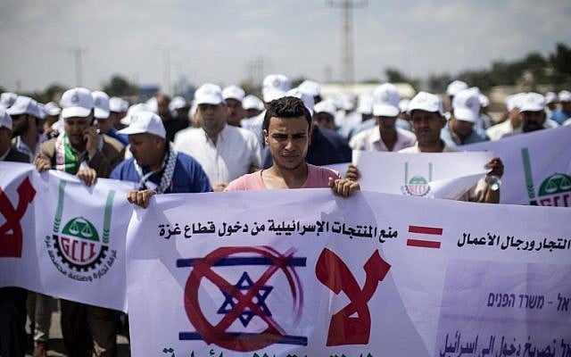 Palestinian businessmen and traders hold banners and shout slogans during a demonstration to protest after Israel suspended their permits to cross to Israel on August 15, 2016 in Beit Hanun, near the Erez crossing point with Israel, in the northern Gaza Strip. / AFP PHOTO / MAHMUD HAMS Palestinian businessmen and traders hold banners and shout slogans during a demonstration to protest after Israel suspended their permits to cross to Israel on August 15, 2016 in Beit Hanun, near the Erez crossing point with Israel, in the northern Gaza Strip. / AFP PHOTO / MAHMUD HAMS