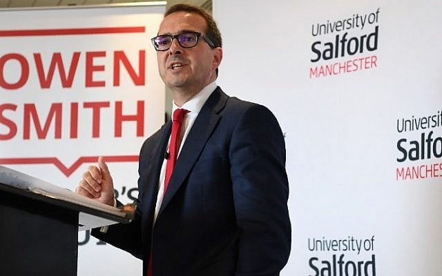 British opposition Labour Party leadership contender Owen Smith delivers a speech on the National Health Service at The University of Salford in Salford, north west England, on August 15, 2016. (AFP PHOTO / PAUL ELLIS)