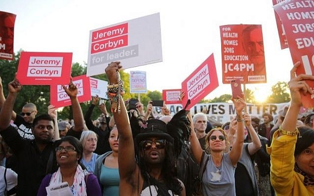 Supporters of Jeremy Corbyn hold up placards and cheer at a Black, Asian and minority ethnic (BAME) rally in north London on August 15, 2016. (AFP PHOTO / DANIEL LEAL-OLIVAS)