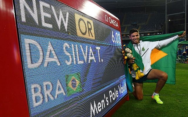 Brazil's Thiago Braz da Silva celebrates his victory at the end of the Men's Pole Vault Final during the athletics event at the Rio 2016 Olympic Games, in Rio de Janeiro, August 15, 2016. (AFP/FRANCK FIFE)