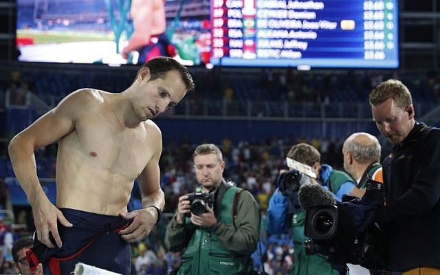 France's Renaud Lavillenie, left, looks dejected after he placed second in the Men's Pole Vault Final during the athletics event at the Rio 2016 Olympic Games in Rio de Janeiro, August 15, 2016. (AFP/Adrian DENNIS) France's Renaud Lavillenie, left, looks dejected after he placed second in the Men's Pole Vault Final during the athletics event at the Rio 2016 Olympic Games in Rio de Janeiro, August 15, 2016. (AFP/Adrian DENNIS)