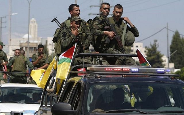 Members of the Palestinian security forces patrol in the West Bank city of Nablus on August 19, 2016, during ongoing clashes between the security forces and Palestinian gunmen. (AFP PHOTO / JAAFAR ASHTIYEH) Members of the Palestinian security forces patrol in the West Bank city of Nablus on August 19, 2016, during ongoing clashes between the security forces and Palestinian gunmen. (AFP PHOTO / JAAFAR ASHTIYEH)