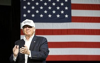 US Republican Presidential candidate Donald Trump addresses supporters at the Summit Sports and Ice Complex on August 19, 2016 in Diamondale, Michigan. (AFP PHOTO/JEFF KOWALSKY)