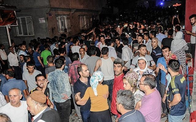 People gather near the explosion site on August 20, 2016 in Gaziantep following a late night attack on a wedding party in southeastern Turkey. (AFP /STR)