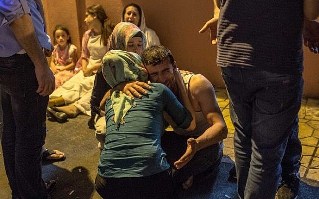 Relatives grieve at hospital August 20, 2016 in Gaziantep following a late night militant attack on a wedding party in southeastern Turkey. (AFP PHOTO / AHMED DEEB) Relatives grieve at hospital August 20, 2016 in Gaziantep following a late night militant attack on a wedding party in southeastern Turkey. (AFP PHOTO / AHMED DEEB)