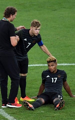 Germany's midfielder Serge Gnabry (R) and Germany's midfielder Maximilian Meyer react after the penalty shoot-out of the Rio 2016 Olympic Games men's soccer gold medal match between Brazil and Germany at the Maracana stadium in Rio de Janeiro on August 20, 2016. AFP/ Martin BERNETTI)
