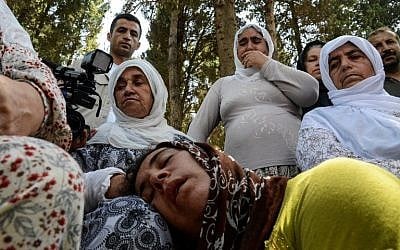 Women grieve during a funeral for victims of last night's attack on a wedding party that left 50 dead in Gaziantep in southeastern Turkey near the Syrian border on August 21, 2016. (AFP PHOTO / ILYAS AKENGIN) 