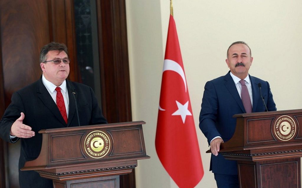 Turkish Foreign Minister Mevlut Cavusoglu (R) and Lithuanian Minister of Foreign Affairs, Linas Linkevicius (L) give a joint press conference following their meeting at the Foreign Ministry Residence in Ankara, on August 22, 2016. (AFP PHOTO/ADEM ALTAN)