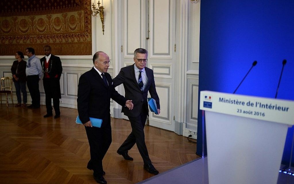 French Interior Minister Bernard Cazeneuve (2nd-R) and German Interior Minister Thomas de Maiziere (1st-R) arrive to give a joint declaration on security measures against the jihadist threat on August 23, 2016 in Paris. (AFP/STEPHANE DE SAKUTIN)