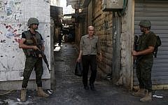 Members of the Palestinian security forces stand guard as they patrol the West Bank city of Nablus on August 23, 2016 during ongoing clashes between Palestinian gunmen and security forces. (AFP PHOTO / JAAFAR ASHTIYEH)
