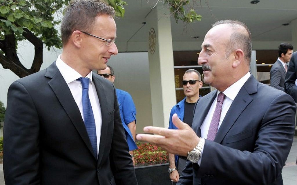 Turkish Foreign Minister Mevlut Cavusoglu, right, gestures as he welcomes Hungarian counterpart Peter Szijjarto for a meeting in Ankara on August 23, 2016. (AFP/ADEM ALTAN)