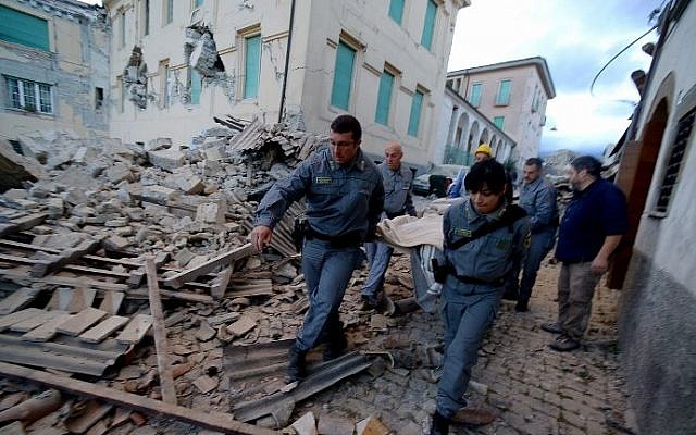 Rescuers carry a man from the rubble after a strong earthquake hit Amatrice, Italy on August 24, 2016. (AFP PHOTO / FILIPPO MONTEFORTE)
