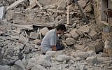 A man reacts to his damaged home after a strong earthquake hit Amatrice, Italy, on August 24, 2016. (AFP PHOTO / FILIPPO MONTEFORTE)