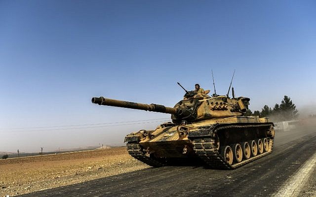 A Turkish army tank drives toward Syria in the Turkish border city of Karkamis, in the southern region of Gaziantep, August 24, 2016. (AFP/BULENT KILIC) A Turkish army tank drives toward Syria in the Turkish border city of Karkamis, in the southern region of Gaziantep, August 24, 2016. (AFP/BULENT KILIC)