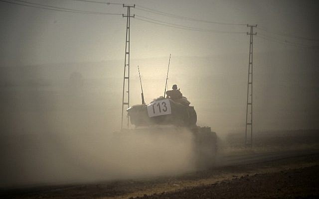 Turkish army tank driving towards Syria in the Turkish-Syrian border city of Karkamis, in the southern region of Gaziantep, August 24, 2016. (AFP/BULENT KILIC) Turkish army tank driving towards Syria in the Turkish-Syrian border city of Karkamis, in the southern region of Gaziantep, August 24, 2016. (AFP/BULENT KILIC)