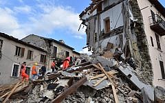 Rescuers search among damaged buildings after a strong earthquake hit central Italy, in Arquata del Tronto on August 24, 2016. (AFP PHOTO/STR)