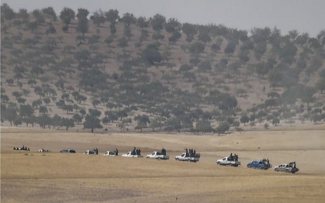 This picture taken from the Turkish Syrian border city of Karkamis in the southern region of Gaziantep, on August 24, 2016 shows pro-Ankara Syrian opposition fighter trucks positioned two kilometers west from the Syrian Turkish border town of Jarablus. (AFP / BULENT KILIC) This picture taken from the Turkish Syrian border city of Karkamis in the southern region of Gaziantep, on August 24, 2016 shows pro-Ankara Syrian opposition fighter trucks positioned two kilometers west from the Syrian Turkish border town of Jarablus. (AFP / BULENT KILIC)