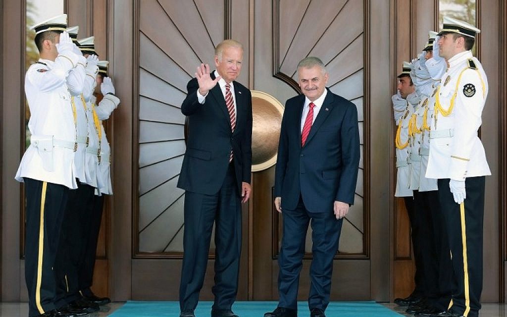 US Vice President Joe Biden waves next to Turkish Prime Minister Binali Yildirim (R) before their meeting at Cankaya Palace in Ankara, on August 24, 2016. (AFP PHOTO/ADEM ALTAN)