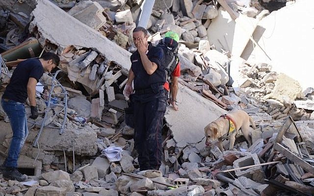 Rescuers and firemen inspect the rubble of buildings  in Amatrice on August 24, 2016 after a powerful earthquake rocked central Italy. (AFP PHOTO / FILIPPO MONTEFORTE)