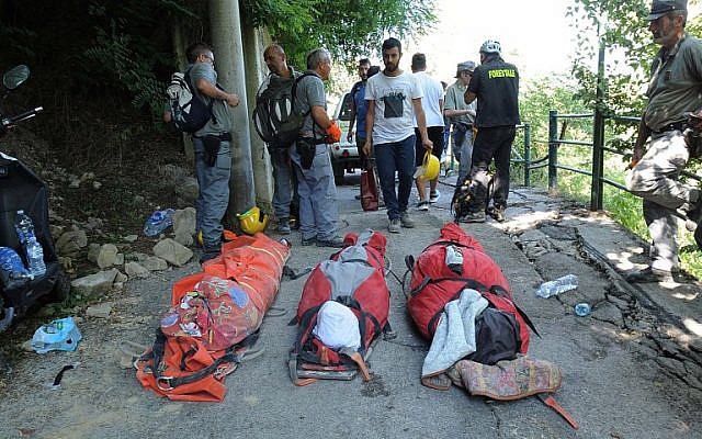Bodies of victims lie in front of rescuers in the Italian central town of Pescara del Tronto, on August 24, 2016, after a powerful earthquake rocked central Italy. (AFP PHOTO/MARCO ZEPPETELLA)