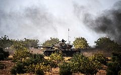 Turkish Army tanks driving to the Syrian Turkish border town of Jarabulus,  August 25, 2016. (AFP/BULENT KILIC)