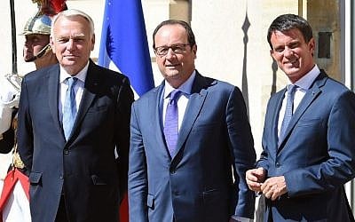 French Foreign Minister Jean-Marc Ayrault (L) French President Francois Hollande (C) and French Prime Minister Manuel Valls (R) stand outside the castle of La Celle Saint Cloud, western Paris, before a meeting with European Social Democrats, on August 25, 2016. (AFP PHOTO/STEPHANE DE SAKUTIN)