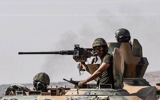 Turkish soldiers sit on a tank driving to Syria from the Turkish Syrian border city of Karkamis in the southern region of Gaziantep, on August 27, 2016. (AFP/ BULENT KILIC) Turkish soldiers sit on a tank driving to Syria from the Turkish Syrian border city of Karkamis in the southern region of Gaziantep, on August 27, 2016. (AFP/ BULENT KILIC)