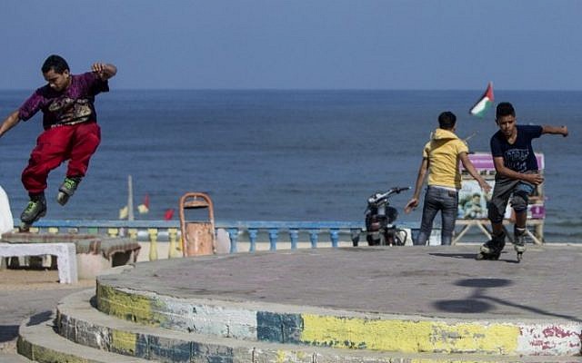 Young Palestinians roller-skate on the corniche in Gaza City on August 27, 2016. (AFP PHOTO / MAHMUD HAMS)