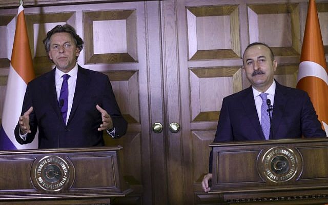 Netherlands' Foreign Minister Bert Koenders, and Turkey's Foreign Minister Mevlut Cavusoglu speak during a joint press conference at the Foreign Ministry's residence in Ankara August 29, 2016. (AFP/ADEM ALTAN) Netherlands' Foreign Minister Bert Koenders, and Turkey's Foreign Minister Mevlut Cavusoglu speak during a joint press conference at the Foreign Ministry's residence in Ankara August 29, 2016. (AFP/ADEM ALTAN)