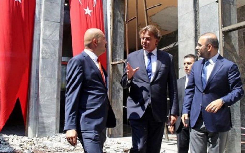 Netherlands' Foreign Minister Bert Koenders, center, visits the damaged Turkish Parliament building in Ankara on August 29, 2016, following the July 15 failed coup attempt. (ADEM ALTAN / AFP)