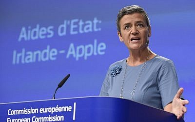 EU Competition Commissioner Margrethe Vestager talks as she gives a press conference to order Apple to pay 13 billion euros in back taxes, in Brussels on August 30, 2016. (AFP PHOTO/John THYS)