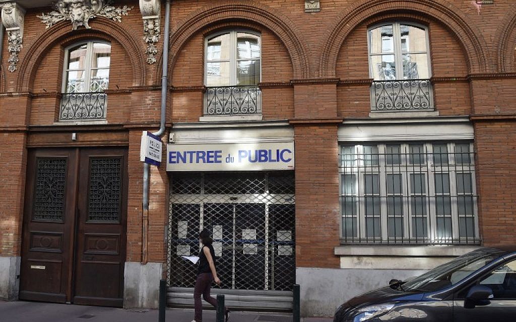 A woman walks in front of a closed Police station where a police officer was stabbed, in Toulouse, on August 30, 2016 (AFP PHOTO / PASCAL PAVANI)