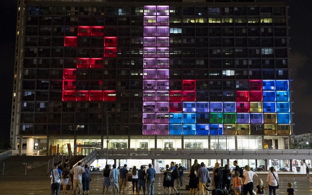 Visitors to Rabin Square in Tel Aviv take part in a giant Tetris tournament on the facade of the city's municipality building on August 30, 2016. (AFP PHOTO/JACK GUEZ)