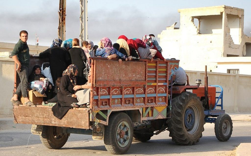 Syrians flee during clashes between fighters from the Jund al-Aqsa Islamist Brigade and Syrian government forces in the northern Syrian town of Tayyibat al-Imam, northwest of Hama on August 31, 2016. (AFP PHOTO/Omar haj kadour)