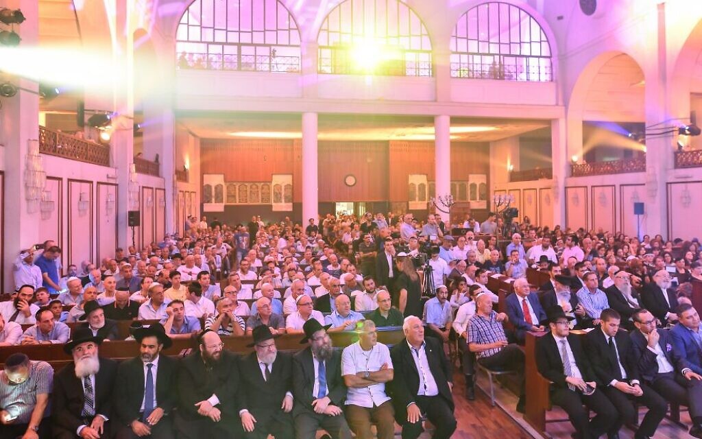 Hundreds of guests attend a Torah scroll dedication ceremony for Tel Aviv's Great Synagogue, August 2015. (Israel Bardugo) Hundreds of guests attend a Torah scroll dedication ceremony for Tel Aviv's Great Synagogue, August 2015. (Israel Bardugo)