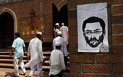 A sketch of a suspect is taped to a wall outside of a mosque up the street from the Al-Furqan Jame Masjid mosque where Imam Maulama Akonjee and his assistant, Thara Uddin, 64, were killed in a shooting on August 13 in the Queens borough of New York on August 15, 2016 in New York City. (Spencer Platt/Getty Images/AFP)