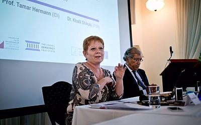 Tamar Hermann, left, and Khalil Shikaki at a press conference about public opinions about a two-state solution for the Israeli-Palestinian conflict, August 22, 2016. (Konrad-Adenauer-Stiftung)