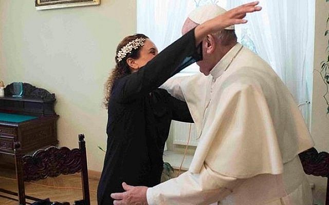 Singer Achinoam Nini, known internationally as Noa, meets Pope Francis in Krakow, Poland in late July.  (Screen capture Achinoam Nini Facebook)