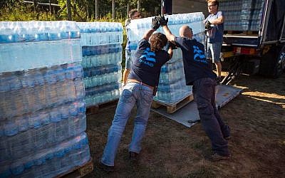 IsraAID volunteers help bring supplies to earthquake victims in Scai, Italy. August 27, 2016. (Courtesy) IsraAID volunteers help bring supplies to earthquake victims in Scai, Italy. August 27, 2016. (Courtesy)