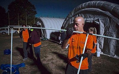 IsraAID volunteers build a temporary shelter for earthquake victims in Scai, Italy. August 27, 2016. (Courtesy) IsraAID volunteers build a temporary shelter for earthquake victims in Scai, Italy. August 27, 2016. (Courtesy)