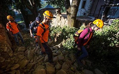 IsraAID volunteers help rescue teams search amid rubble in Scai, Italy. August 27, 2016. (Courtesy) IsraAID volunteers help rescue teams search amid rubble in Scai, Italy. August 27, 2016. (Courtesy)