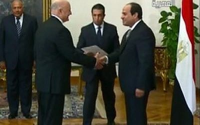 Israel's new Ambassador to Egypt David Govrin presents his credentials to President Abdel-Fattah el-Sissi at his palace in Cairo, August 31, 2016 (Egyptian Presidential Palace)