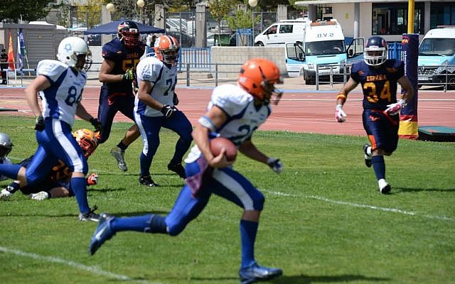 Israeli tackle football player Dani Eastman running with the ball during a match against Spain (photo credit: Neria Gerevitch)
