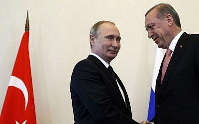 Russian President Vladimir Putin welcomes Turkish President Recep Tayyip Erdogan in the Konstantin palace outside St. Petersburg, Russia, August 9, 2016. (AP Photo/Alexander Zemlianichenko)