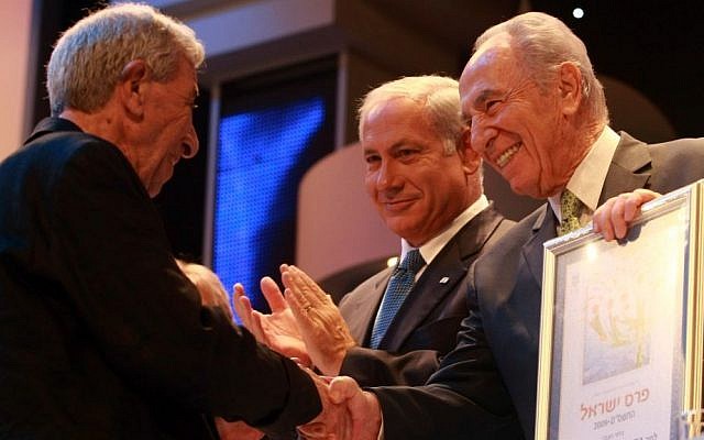 Former President Shimon Peres and Prime Minister Benjamin Netanyahu award Nachum Heiman with the Israel Prize on Apr 29, 2009. (Kobi Gideon / FLASH90) 