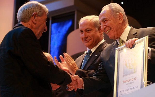 President Shimon Peres and Israel's Prime Minister Benjamin Netanyahu awarding Nachum Heiman with Israel Prize for the Israeli songs in Jerusalem on Apr 29, 2009. (Kobi Gideon / FLASH90)