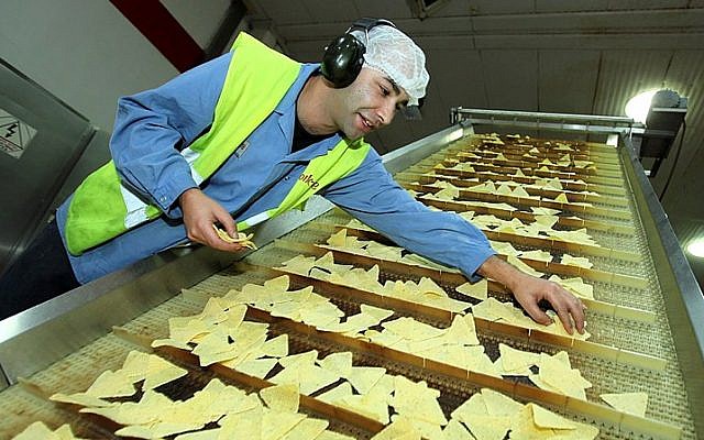 ILLUSTRATIVE PHOTO. An Israeli laborer working at a potato chip factory in Israel. (Moshe Shai/FLASH90) ILLUSTRATIVE PHOTO. An Israeli laborer working at a potato chip factory in Israel. (Moshe Shai/FLASH90)